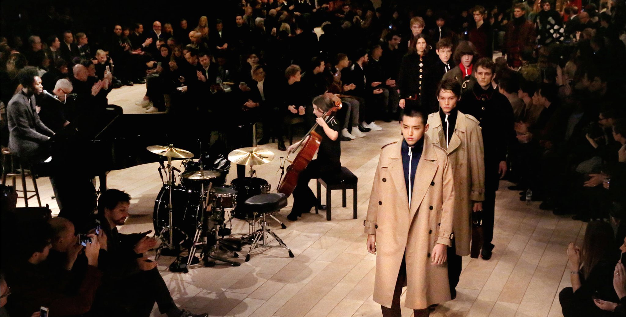 Burberry's Mens AW16 Show Runway & Bags Report